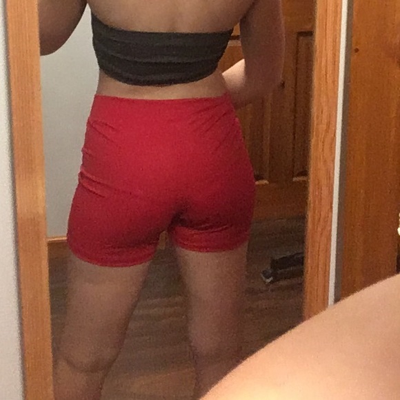 Red short - Picture 2 of 5